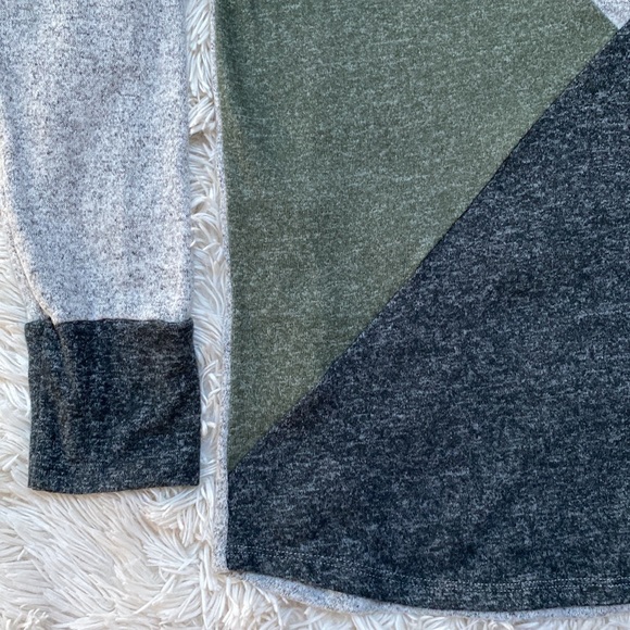 Staccato Colorblock LS Top 💗 Gray Charcoal & Green - Picture 8 of 12